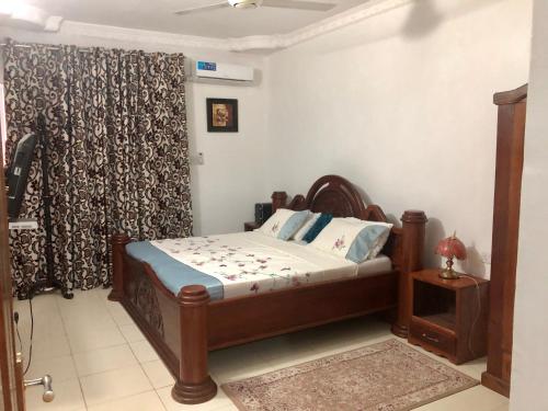 桑給巴爾的住宿－Michenzani Flat，一间卧室配有床和窗帘