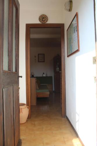einen Flur mit offener Tür und einem Zimmer in der Unterkunft Casa Marconi Casa Vacanze in Cesara