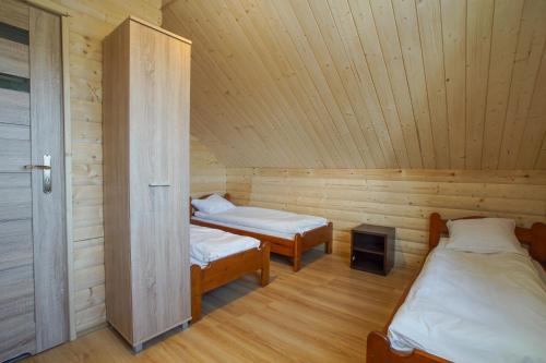 a room with two beds in a sauna at Górska Chata u Kota in Huta Szklana