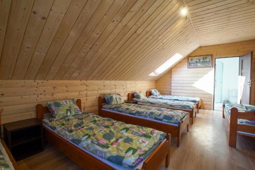 a room with four beds in a cabin at Górska Chata u Kota in Huta Szklana