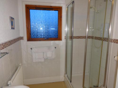 Ett badrum på Aberdour Guest House