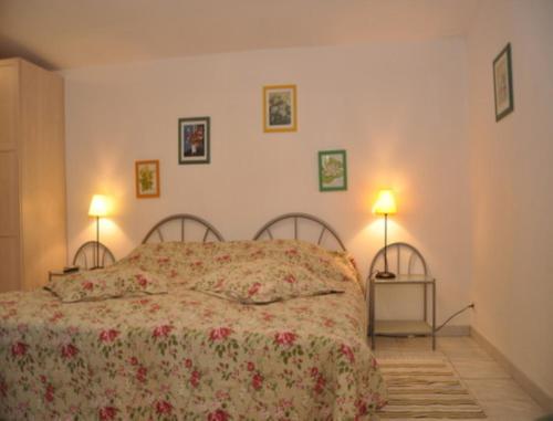 1 dormitorio con 1 cama con 2 lámparas en Chambres d'hotes Welcome Trépied, en Cucq