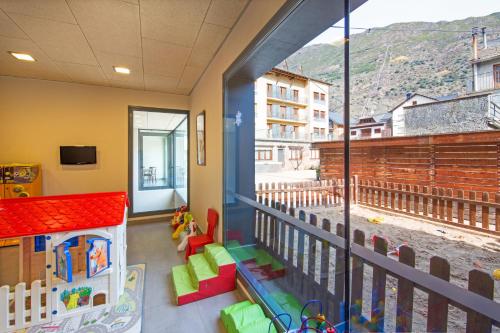 a childs room with a balcony with a play area at Apartaments Trainera in Esterri d'Àneu
