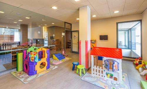 a room with a play area with toys in it at Apartaments Trainera in Esterri d'Àneu