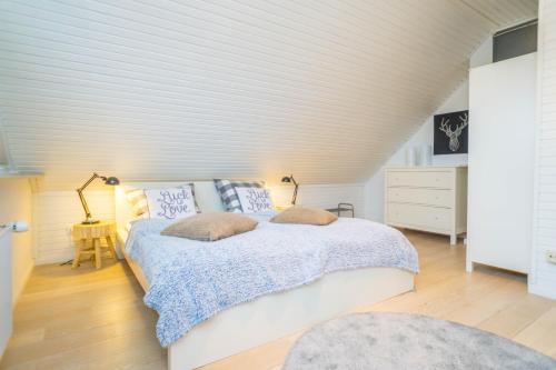Tempat tidur dalam kamar di Perfekte Wohnung in perfekter Lage mit Balkon!