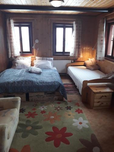 コジェノフにあるGuest House Leonaのベッドルーム1室(ベッド2台付)、