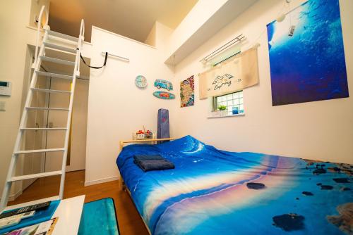 Tempat tidur dalam kamar di レベアス片瀬江ノ島WEST
