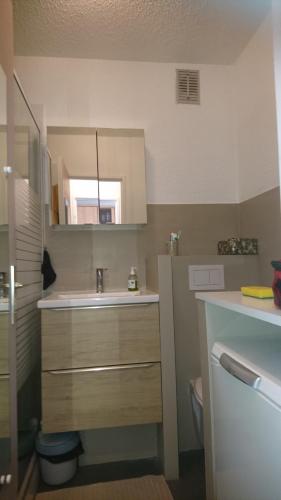 bagno con lavandino e specchio di Beau studio vue Mer Cannes a Cannes
