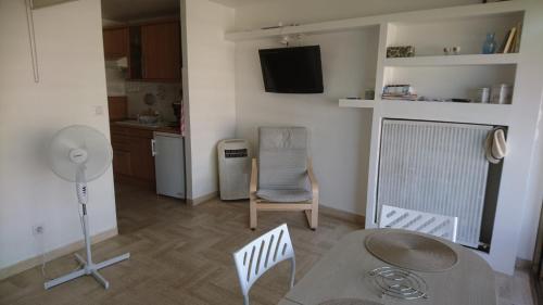 un salon avec une table et des chaises et une cuisine dans l'établissement Beau studio vue Mer Cannes, à Cannes