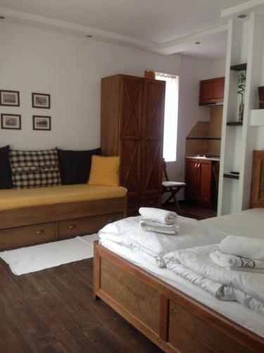 een woonkamer met 2 bedden en een bank bij Guest Rooms Boutique Varna in Varna