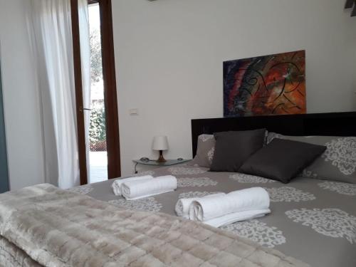 1 dormitorio con 1 cama con toallas en Home Scalzi 18 en Verona