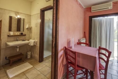 A bathroom at Cascina La Commenda
