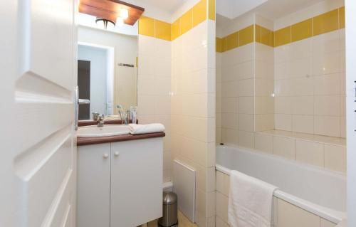 een badkamer met een wastafel, een bad en een douche bij Résidence Odalys Soleil d'Aure in Saint-Lary-Soulan