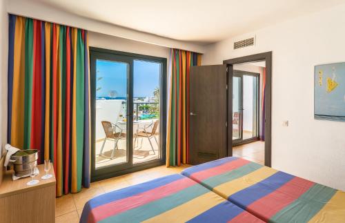 Postel nebo postele na pokoji v ubytování BlueBay Lanzarote