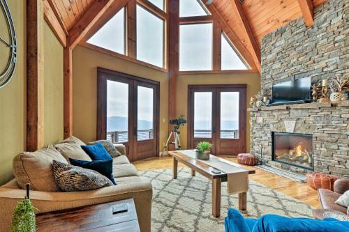Χώρος καθιστικού στο The Barn House Caldwell Mtn Retreat with Hot Tub!