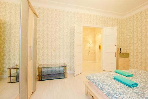 莫斯科的住宿－俄羅斯普倫涅斯基公寓，一间卧室设有一张床和一间浴室