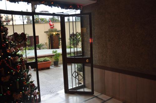 an open door with a christmas tree in a room at Er Centurione in Rome