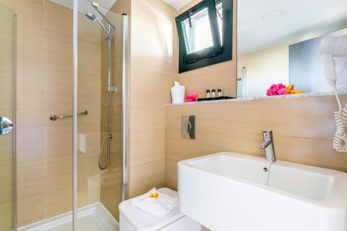Koupelna v ubytování BlueBay Lanzarote