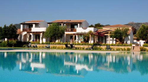 una grande piscina di fronte a una casa di Le Tre Querce a San Teodoro