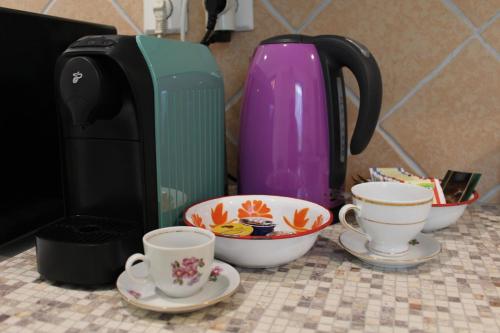 a coffee maker and two cups on a counter at Patrícia Pihenőház in Alsónána