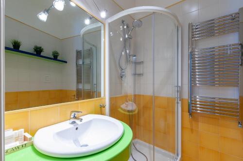 La salle de bains est pourvue d'un lavabo et d'une douche. dans l'établissement Casa Fló, à Salerne