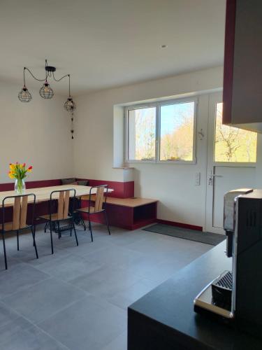 une pièce vide avec une table et des chaises dans l'établissement Maison d'Hôtes L'Etiquette, à Seyssel