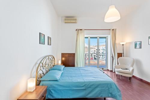 カターニアにあるLibertà Frame Apartment with Terrace and Etna viewのベッドルーム(青いベッド1台、バルコニー付)