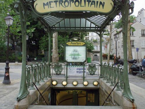 a sign for a metropolitain at ibis Paris Place d’Italie 13ème in Paris