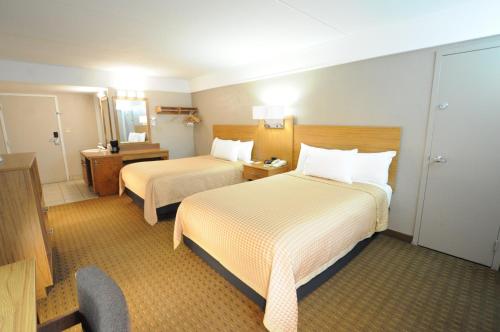 a hotel room with two beds and a mirror at Sidney James Mountain Lodge in Gatlinburg