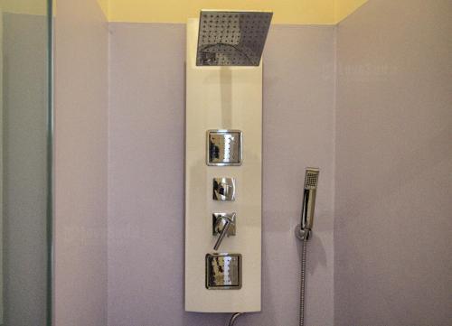 een douchecabine in een badkamer met een douche bij Dimora Copune - AC,WiFi,Garden,Bike in Gagliano del Capo