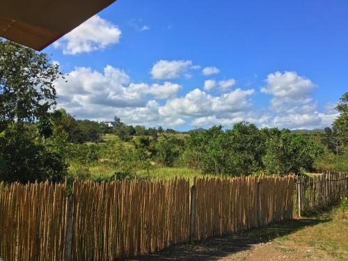 drewniany płot przed polem w obiekcie Studio-Type Villa for 8pax + Pool(Exclusive) + Netflix + Wifi w mieście Puerto Princesa