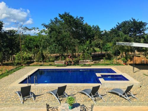 basen z krzesłami i stołem w obiekcie Studio-Type Villa for 8pax + Pool(Exclusive) + Netflix + Wifi w mieście Puerto Princesa
