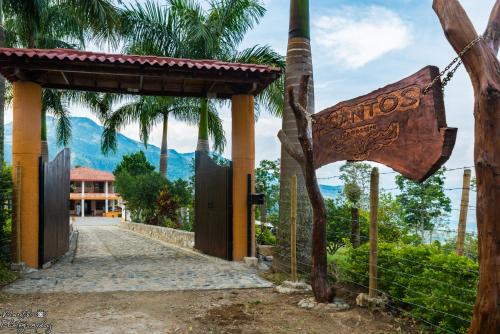 a gate to a resort with a sign that reads miracles at Acantos Hotel Campestre in Támesis