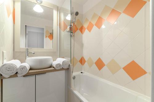 une salle de bain avec un lavabo et une douche dans l'établissement LE PALM AZUR - vue mer sur les iles de Lérins, à Cannes