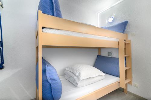 - 2 lits superposés dans une petite chambre dans l'établissement LE PALM AZUR - vue mer sur les iles de Lérins, à Cannes