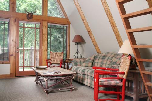 a living room with a couch and a table and chairs at Weasku Inn in Grants Pass