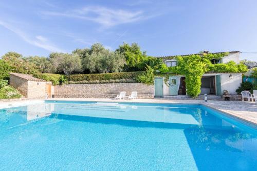 uma piscina em frente a uma casa em La Tour de la Rose - Villa Bohemian em Valbonne