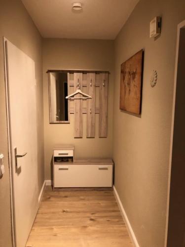 Zimmer mit einem Flur mit Waschbecken und Spiegel in der Unterkunft Monteur Design Apartment in Rodenbach