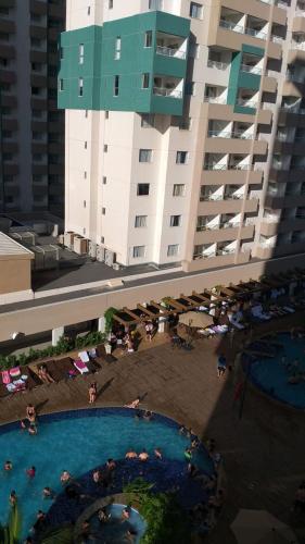 an overhead view of a hotel with a swimming pool and a building at Apartamento de Luxo para até 6 pessoas em frente ao Thermas Olimpia in Olímpia