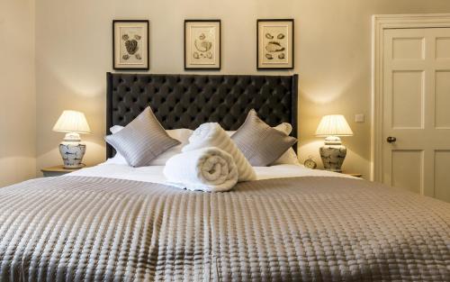 Postel nebo postele na pokoji v ubytování Fisherman's Catch - Two Bedroom Luxury Apartment - Tenby