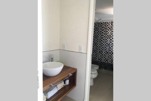 uma casa de banho com um lavatório e um WC em 1° B #LosPinosFrenteAlMar em Pinamar