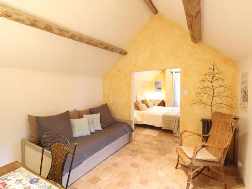 Chalonnes-sur-LoireにあるLes Orkys De Loireのベッド付きの部屋、ベッドとベッド付きのベッドルームが備わります。