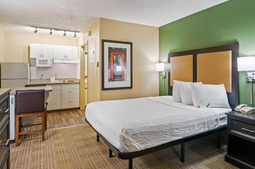 a hotel room with a bed and a kitchen at Extended Stay America Suites - Washington, DC - Reston in Herndon