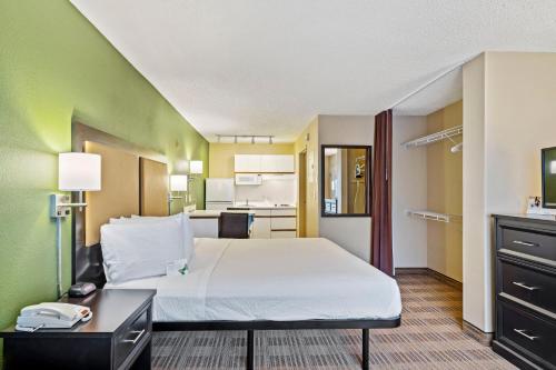 Кровать или кровати в номере Extended Stay America Suites - Washington, DC - Reston