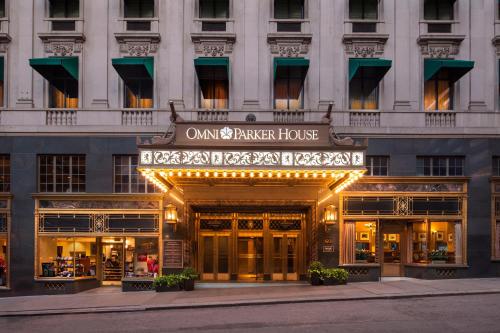 uma fachada de um edifício com um cartaz que lê embaixadsypler house em Boston Omni Parker House Hotel em Boston