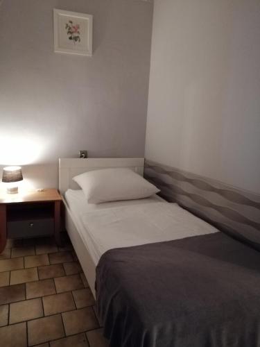 Кровать или кровати в номере Zajazd pod Różą
