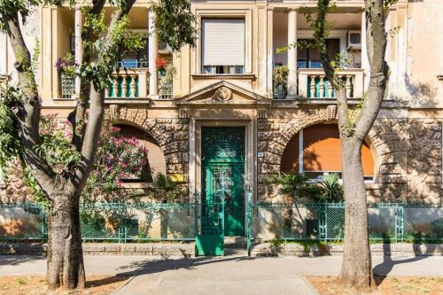 Historic Building Port Side Near Arena 3xAC Nets