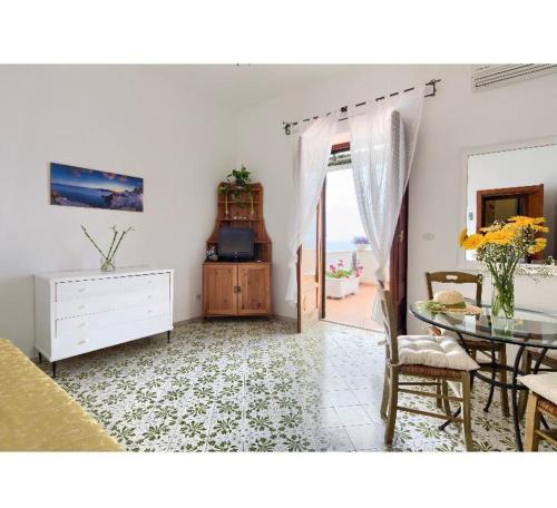 ein Wohnzimmer mit einem Tisch und einem Esszimmer in der Unterkunft Casa Marty in Positano