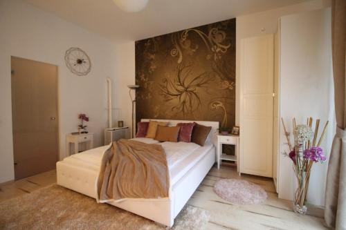 1 dormitorio con 1 cama con una pared grande en Amber Dream en Budapest