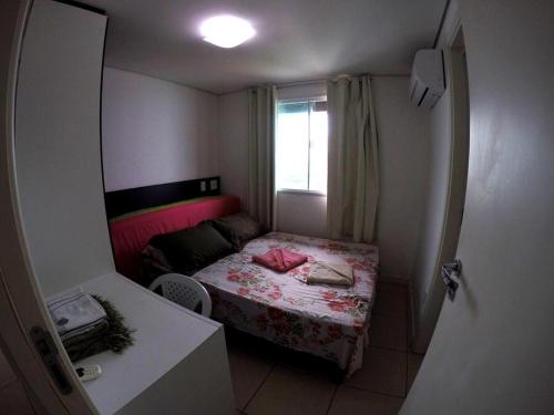 Habitación pequeña con cama y ventana en Vista deslumbrante para o mar em Ponta N, en Natal